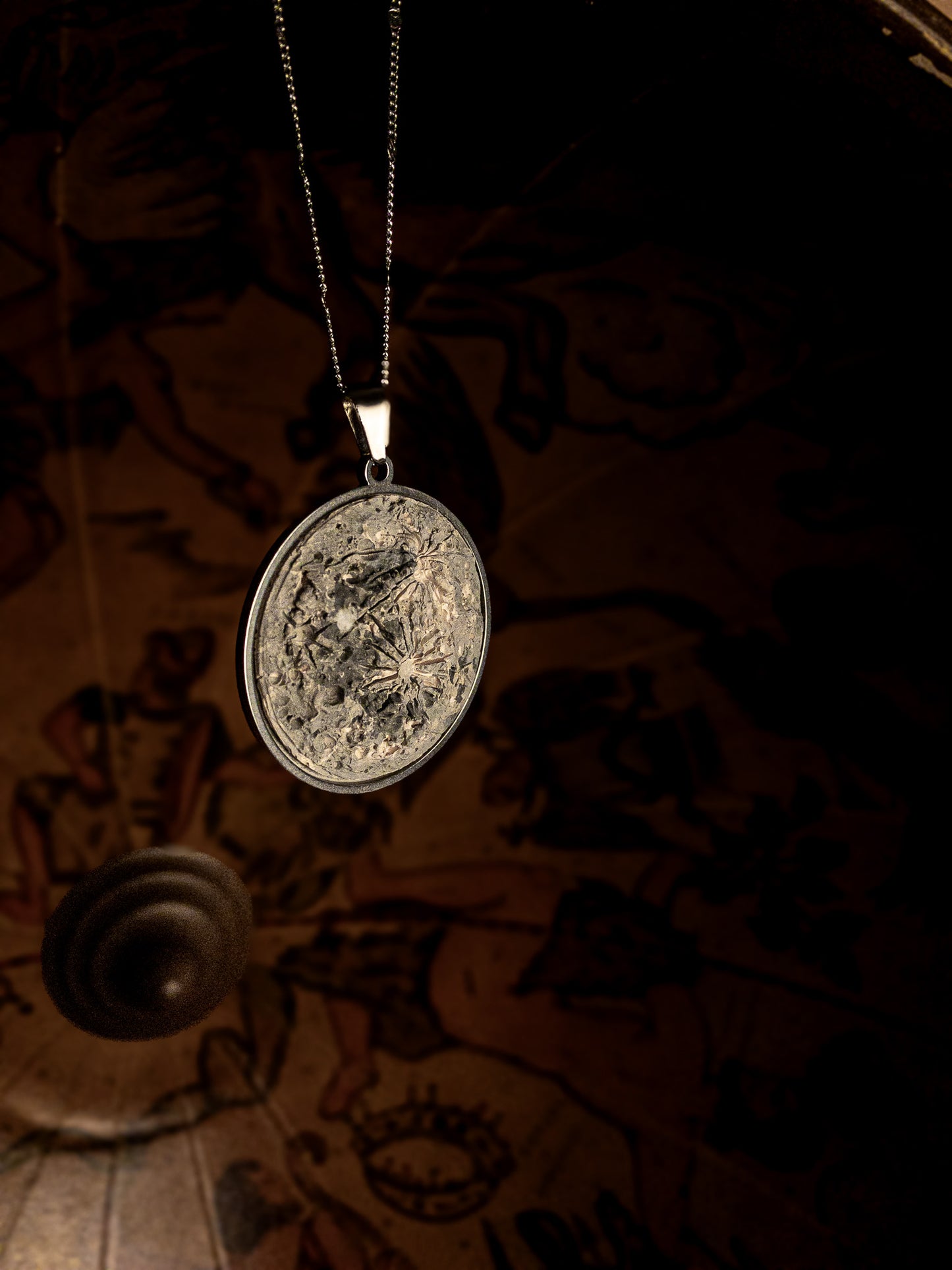 collana sospesa con luna piena in ceramica