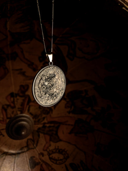 collana sospesa con luna piena in ceramica