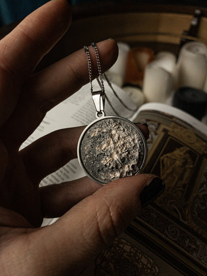 collana in ceramica tenuto tra le mani