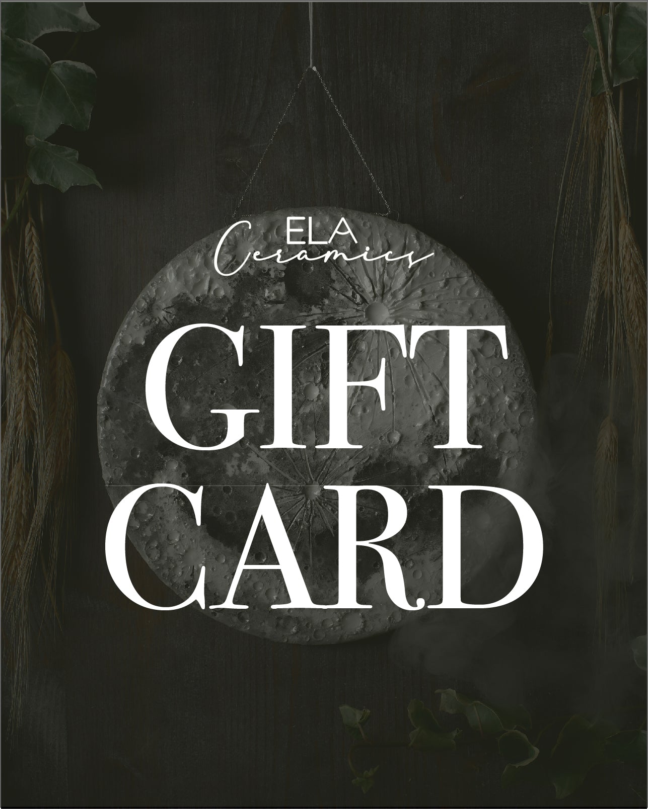 Immagine di una gift card ELA Ceramics con l'incisione lunare in ceramica come sfondo, accompagnata da elementi naturali e testo 'GIFT CARD' in primo piano.